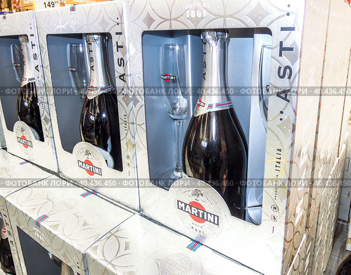 Алкогольные газированные напитки Мартини в бутылках готовы к продаже (2020 год). Редакционное фото, фотограф FotograFF / Фотобанк Лори