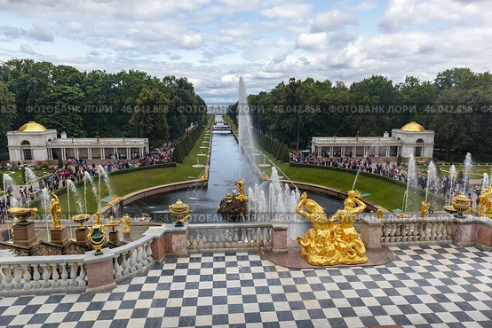 Аллея фонтанов, большой каскад, тритоны. Петергоф (2019 год). Редакционное фото, фотограф Василий Мальцев / Фотобанк Лори