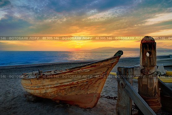 Almeria Cabo de Gata beached boats in San Miguel beach of Spain. Стоковое фото, агентство Ingram Publishing / Фотобанк Лори