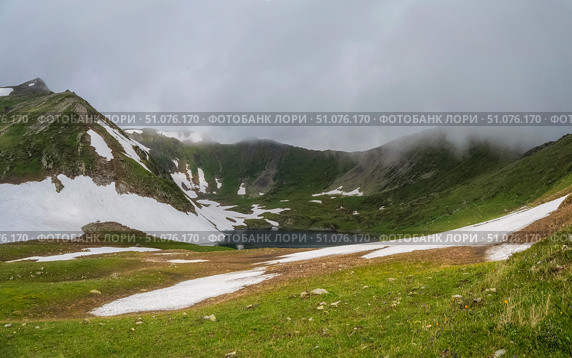 Alpine lake nestled in the valley. Стоковое фото, фотограф Саблин Станислав / Фотобанк Лори
