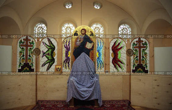 Алтарь Казанского собора перед Великим освящением в Шамордино (2005 год). Редакционное фото, фотограф Дмитрий Неумоин / Фотобанк Лори