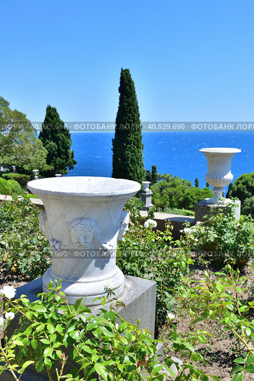 Alupka, Crimea - July 06. 2019. Vases in the landscape of Vorontsovsky Park. Редакционное фото, фотограф Володина Ольга / Фотобанк Лори