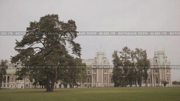 Amazing green park and the historic building under heavy clouds in foggy weather. Стоковое фото, фотограф David Kashakhi / Фотобанк Лори