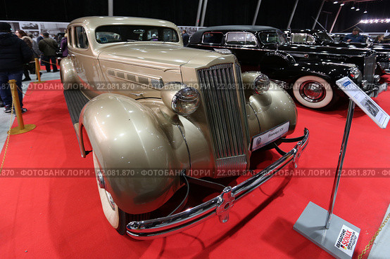 Американский автомобиль Packard 120 на выставочной экспозиции XXV Олдтаймер-Галереи И. Сорокина в Сокольниках, Москва (2016 год). Редакционное фото, фотограф Алексей Гусев / Фотобанк Лори