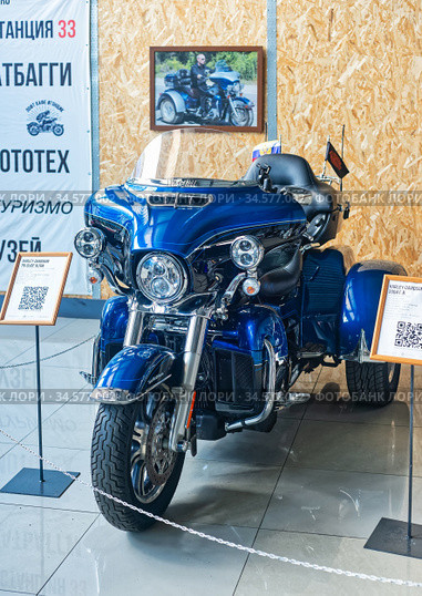 Американский мотоцикл "Harley-Davidson Tri Glide Ultra". Музей мотоциклов (2020 год). Редакционное фото, фотограф Макаров Алексей / Фотобанк Лори