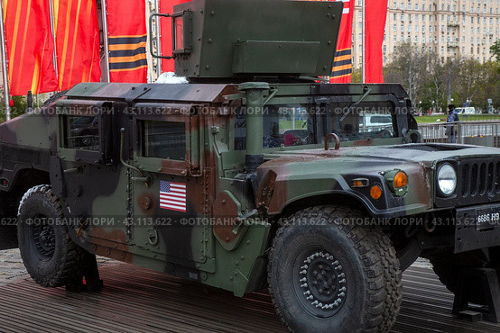 Американский общевойсковой автомобиль повышенной проходимости HMMWV на выставке трофейной техники из стран НАТО перед Музеем Победы на Поклонной горе в городе Москве, Россия (2024 год). Редакционное фото, фотограф Николай Винокуров / Фотобанк Лори
