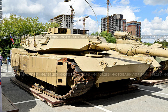 Американский танк M1A1SA «ABRAMS». Передвижная выставка трофейной техники НАТО "Сила v правде- гордость и победа". Город Тюмень (2024 год). Редакционное фото, фотограф Александр Тараканов / Фотобанк Лори