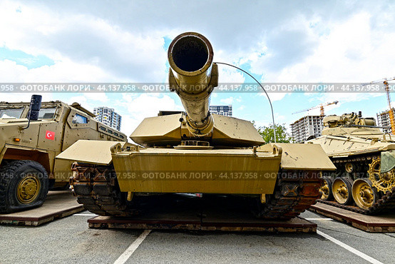 Американский танк M1A1SA «ABRAMS». Выставка трофейной техники из зоны СВО. Город Тюмень (2024 год). Редакционное фото, фотограф Александр Тараканов / Фотобанк Лори