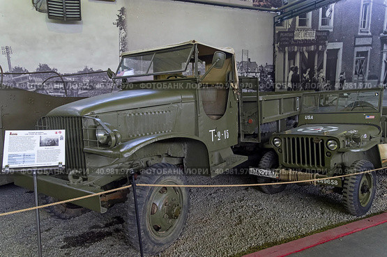 Американский трехосный полноприводный грузовик GMC CCKW-353, 1944 год. Музей военной техники "Моторы войны", Москва. (2023 год). Редакционное фото, фотограф Сергей Рыбин / Фотобанк Лори
