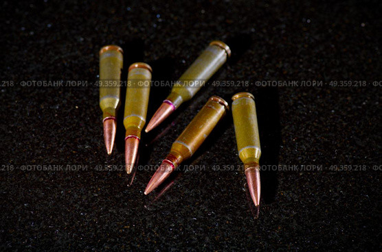 Ammunition cartridges on black background. Ammunition cartridges. Стоковое фото, агентство Ingram Publishing / Фотобанк Лори