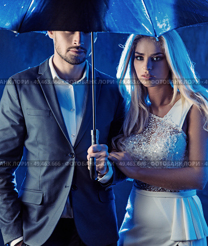 Amorous, young couple posing on a rainy bacground. Стоковое фото, агентство Ingram Publishing / Фотобанк Лори