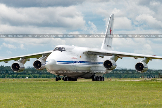 Ан-124-100 "Руслан" (бортовой RF-82011) на рулении, аэродром Мигалово, Тверь (2018 год). Редакционное фото, фотограф Alexei Tavix / Фотобанк Лори