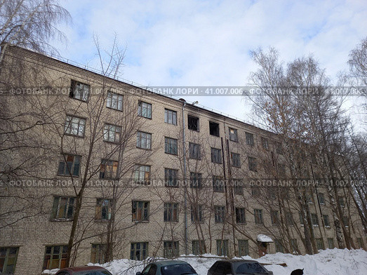 An abandoned multi-storey brick building, uninhabitable (2021 год). Стоковое фото, фотограф Egor Sarantstv / Фотобанк Лори