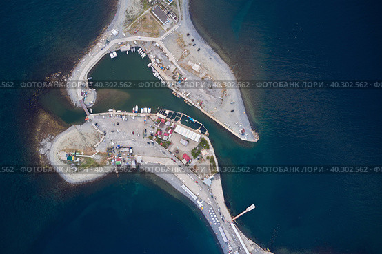 An aerial view of an island with infrastructure in the resort village of Bolshoi Utrish on the Black Sea. Shot from a drone. Стоковое фото, фотограф Роман Дзюбало / Фотобанк Лори
