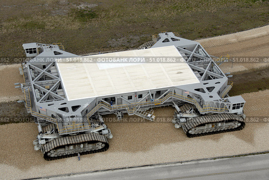 An aerial view of the crawler-transporter on the crawlerway. Стоковое фото, фотограф Stocktrek Images, Inc. / ТАСС / Фотобанк Лори