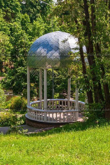 An ancient gazebo in a summer park (2009 год). Редакционное фото, фотограф Сергей Бочаров / Фотобанк Лори