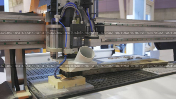 An automatic machine carves a structure inside an object in an exhibition. Стоковое видео, видеограф Константин Шишкин / Фотобанк Лори
