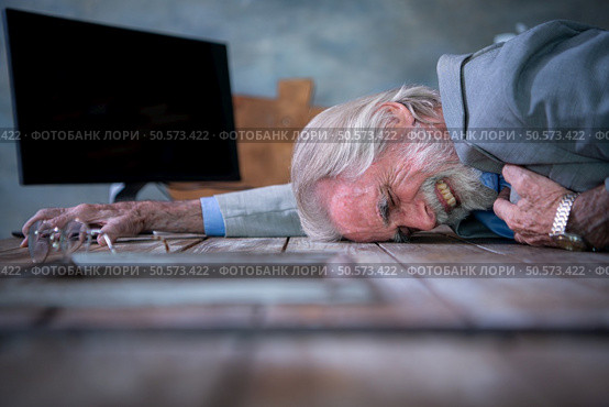 An elderly businessman suffered a sudden heart failure at work. Стоковое фото, агентство Ingram Publishing / Фотобанк Лори