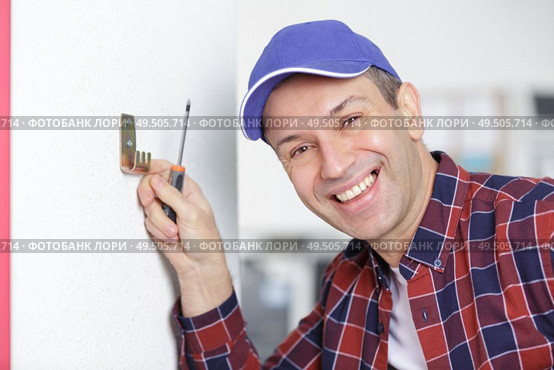 an electrician is working safely. Стоковое фото, агентство Ingram Publishing / Фотобанк Лори