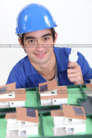 An electrician lighting a miniature. Стоковое фото, агентство Ingram Publishing / Фотобанк Лори