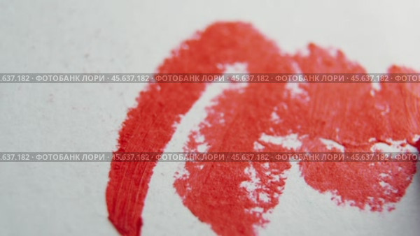 An exciting close-up shot allows you to see how a pure white surface turns into an abstract masterpiece. Стоковое видео, видеограф Ярославский Максим / Фотобанк Лори