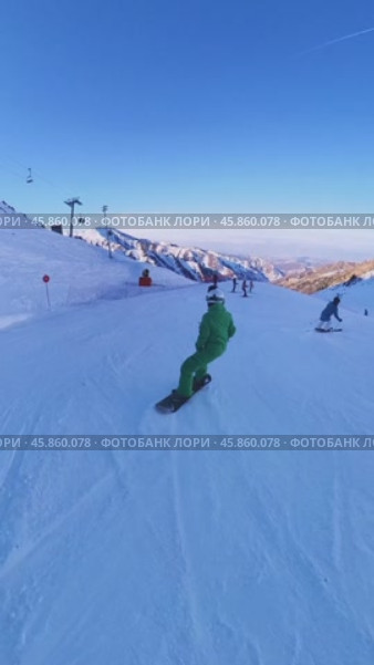 An exciting competition on a snowy slope! Watch as an experienced skier outruns all competitors on skis and skateboards. Стоковое видео, видеограф Ярославский Максим / Фотобанк Лори
