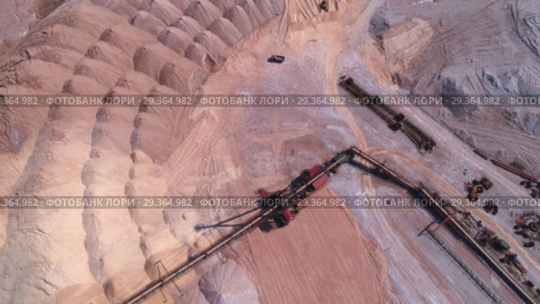 An industrial spreader in the process of work. The process of pouring rock piles. Стоковое видео, видеограф Андрей Радченко / Фотобанк Лори