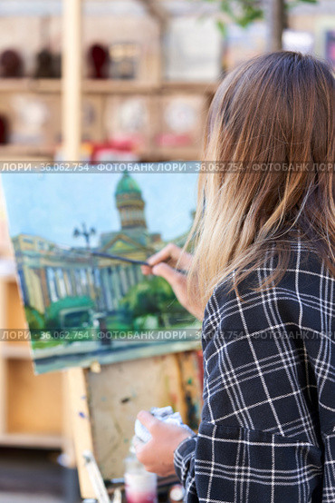 An unknown artist paints the Kazan Cathedral on a street in St. Petersburg (2021 год). Редакционное фото, фотограф Андрей Зарин / Фотобанк Лори