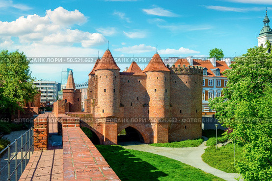 Ancient barbican fortress in the historical center of Warsaw. Fortress in Warsaw. Стоковое фото, агентство Ingram Publishing / Фотобанк Лори