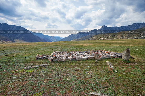 Ancient burials in the Altai mountains on terrace of the Katun and Bolshoy Yaloman rivers. (2023 год). Стоковое фото, фотограф Сергей Пристяжнюк (Serg Zastavkin) / Фотобанк Лори