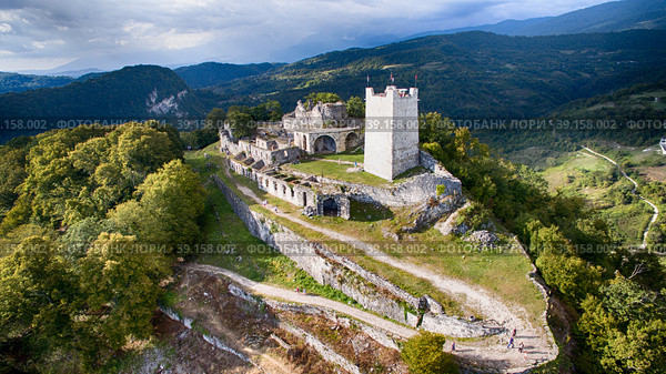 Ancient fortress with the remnants of the ruins on top of a mountain in New Athos, Abkhazia (2016 год). Стоковое фото, фотограф Виктория Кольцова / Фотобанк Лори
