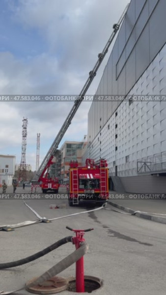 ANGARSK, IRKUTSK REGION, RUSSIA - April 08, 2025: Vertical video of a team of firefighters climbing an extension ladder to the roof of a building. Preventive training of firefighters. Редакционное видео, видеограф Виктория Катьянова / Фотобанк Лори