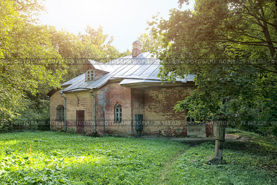 Английский домик. Дворцово-парковый ансамбль Сергиевка. Петергоф. Санкт-Петербург (2018 год). Редакционное фото, фотограф Румянцева Наталия / Фотобанк Лори