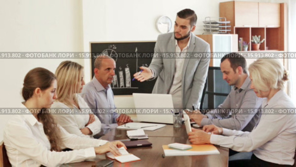 Angry manager shouting at employees in office. Стоковое видео, видеограф Яков Филимонов / Фотобанк Лори