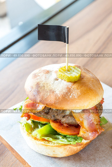Angus beef Cheese hamburger with french fries. Стоковое фото, агентство Ingram Publishing / Фотобанк Лори