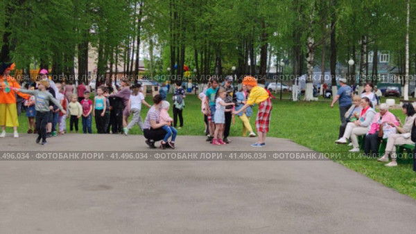 Аниматор играет с детьми на праздничном мероприятии в День защиты детей. An animator plays with children at a festive event on Children's Day. Редакционное видео, видеограф Мария / Фотобанк Лори