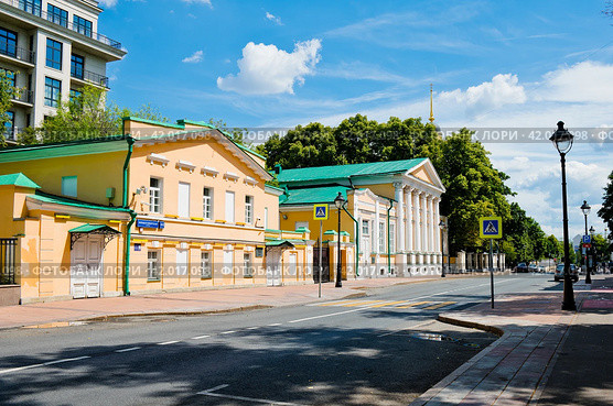 Ансамбль городской усадьбы Черкасской — Баскакова. Улица Большая Никитская, дом 44, строение 3 и дом 44, строение 2. Летний солнечный день. Москва (2023 год). Редакционное фото, фотограф E. O. / Фотобанк Лори