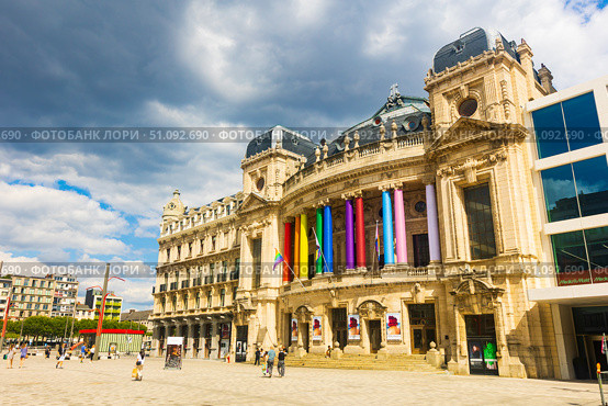 ANTWERP, BELGIUM - AUGUST 6, 2022: Building of the Flemish Opera. Стоковое фото, фотограф Яков Филимонов / Фотобанк Лори