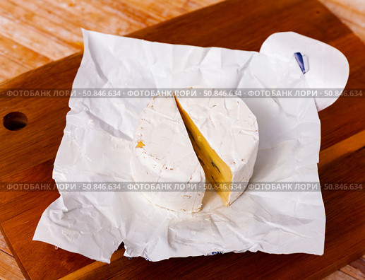 Appetizing cheese with white and blue mold. Стоковое фото, фотограф Яков Филимонов / Фотобанк Лори