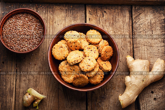 Appetizing crackers with flax and ginger. Vegetarian pastries.. Unsweetened ginger cookies. Стоковое фото, агентство Ingram Publishing / Фотобанк Лори