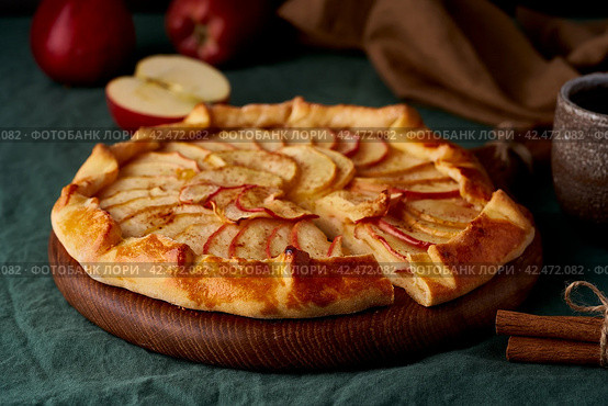 Apple pie, galette with fruits, sweet pastries on dark green tablecloth, close up, side view. Стоковое фото, фотограф Natalia Gdovskaia / Фотобанк Лори