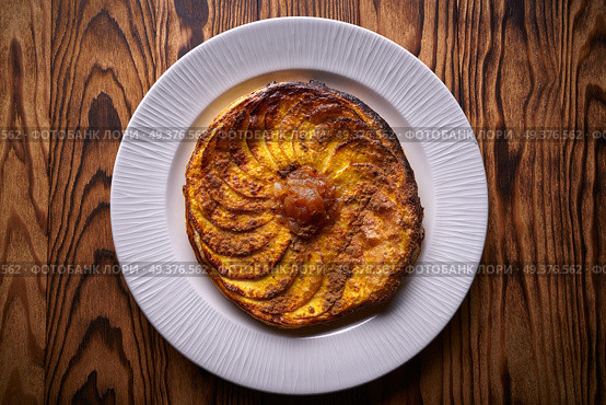 Apple tatin pie cake on puff pastry dessert. Стоковое фото, агентство Ingram Publishing / Фотобанк Лори