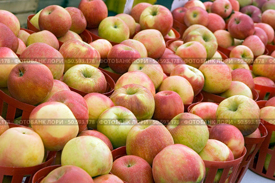 Apples at farmers' market. Стоковое фото, агентство Ingram Publishing / Фотобанк Лори