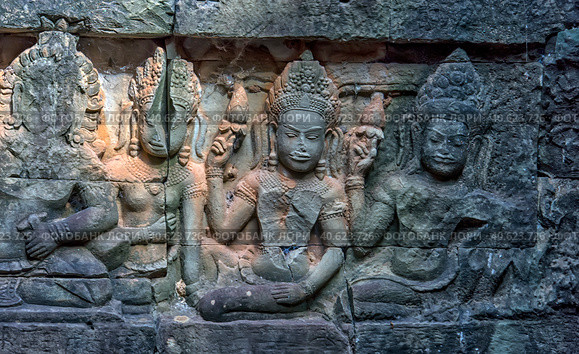 Apsara carved on the wall of the Elephant terrace, Angkor Thom. cambodia. (2017 год). Редакционное фото, фотограф Анна Кривицкая / Фотобанк Лори