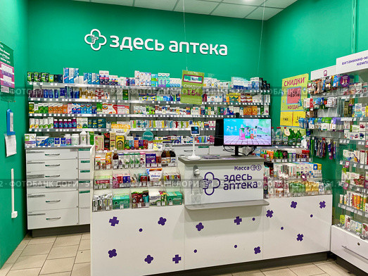 Аптека "Здесь аптека" в помещении магазина "Пятерочка". Россия, Город Москва, Днепропетровская улица, 16А. Редакционное фото, фотограф Щеголева Ольга / Фотобанк Лори