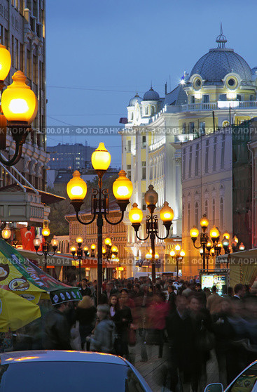 Арбат. Вечер. Будни (2012 год). Редакционное фото, фотограф Юрий Кирсанов / Фотобанк Лори