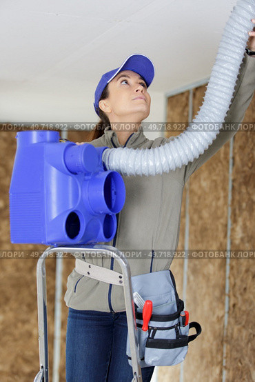 architect engineer working avec ventilation pipes. Стоковое фото, агентство Ingram Publishing / Фотобанк Лори