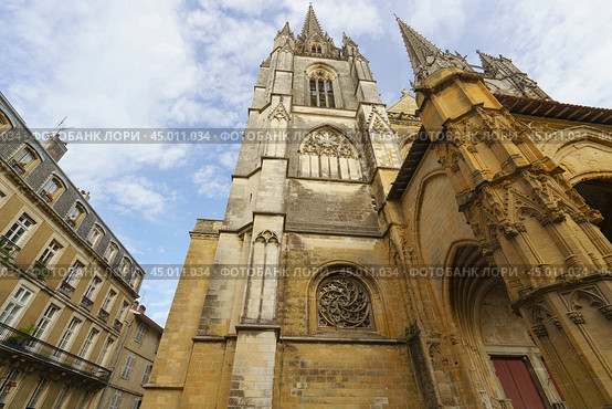 Architecture of Bayonne city. High medieval cathedral / Gothic facade of Sainte-Marie and residential houses nearby. Touristic concept in Nouvelle Aquitaine. Closing touristic season. (2019 год). Стоковое фото, фотограф YuryKara / Фотобанк Лори