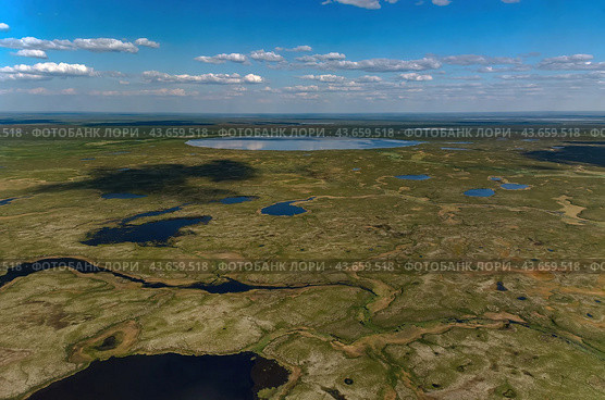 Arctic tundra in summer from an altitude of 2000 meters. Cloudy sky. Variety of colors and landscapes. The vastness of pristine nature. Shadow from the clouds. Стоковое фото, фотограф Владимир Ендовицкий / Фотобанк Лори