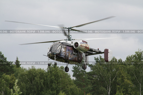 Архстояние-2009. Вертолет над лесом. Редакционное фото, фотограф Устинова Мария / Фотобанк Лори